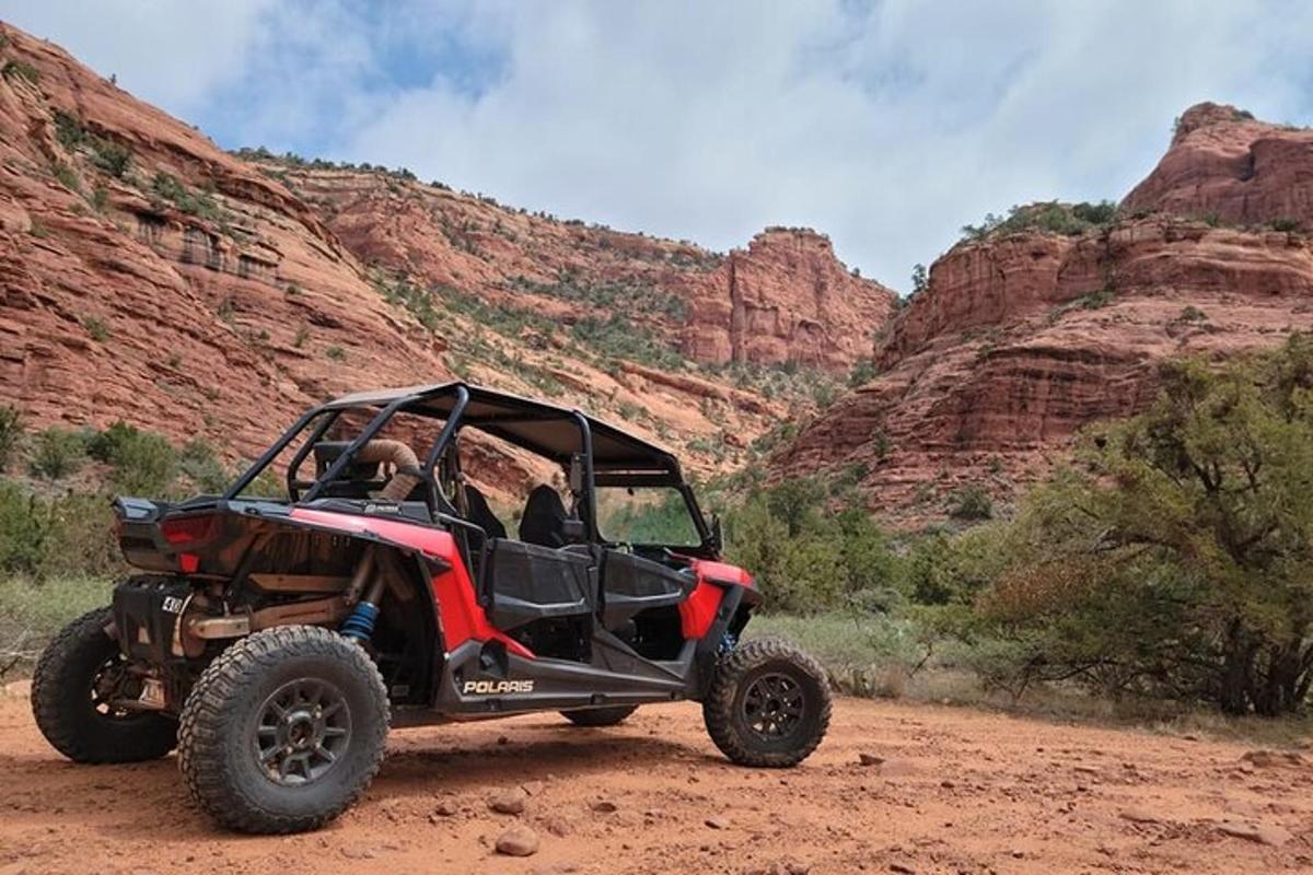 una jeep parcheggiata su una strada sterrata in un canyon