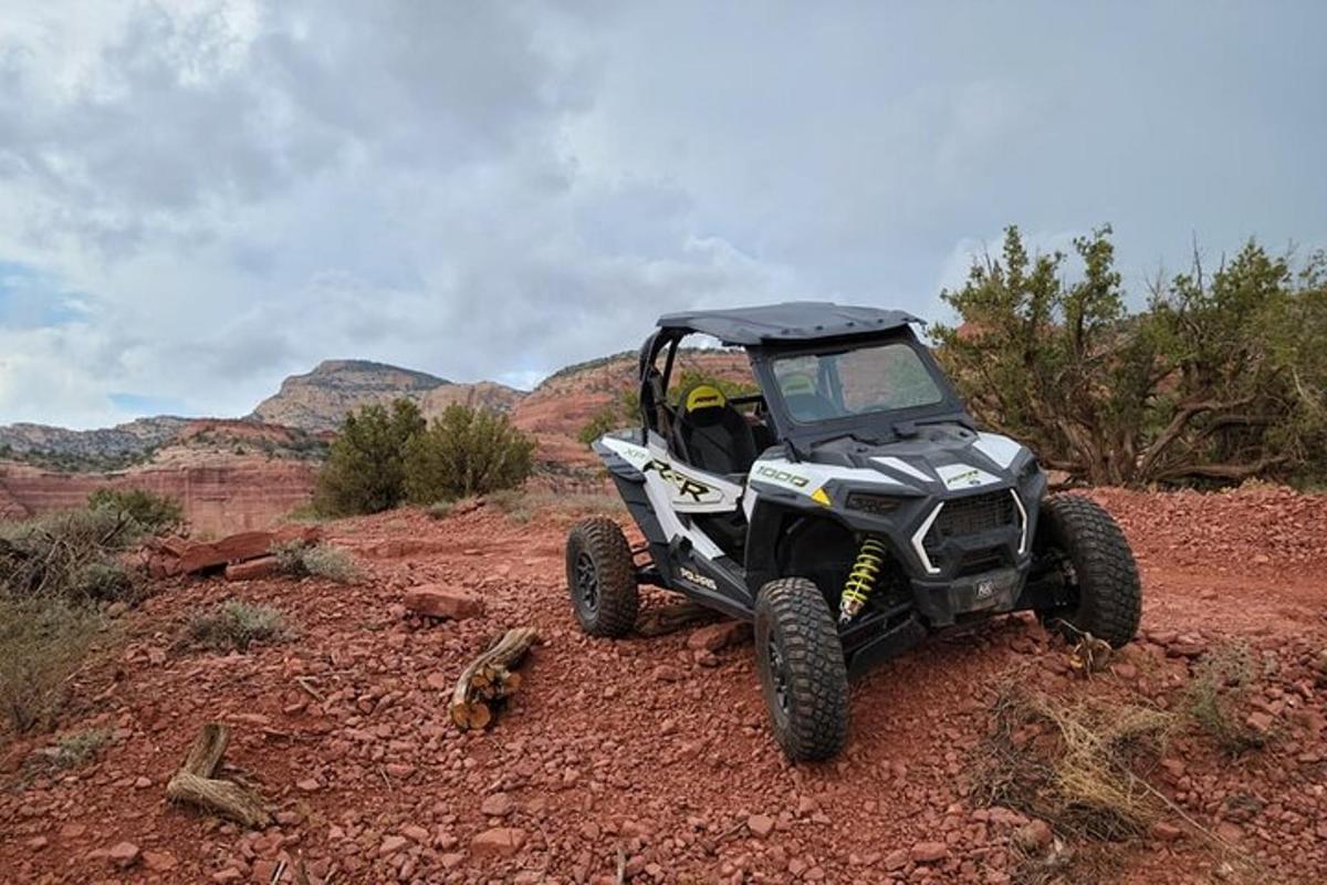 egy ATV parkolt egy földúton a sivatagban