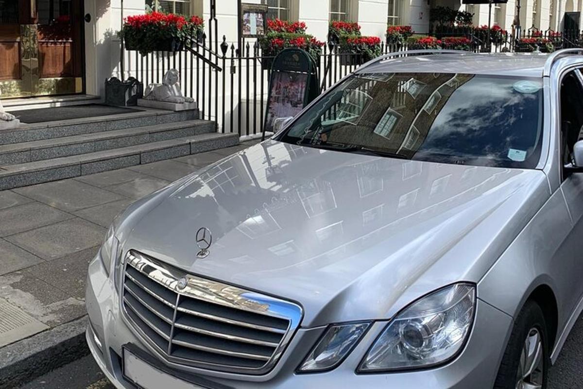 un'auto argentata parcheggiata sul ciglio di una strada