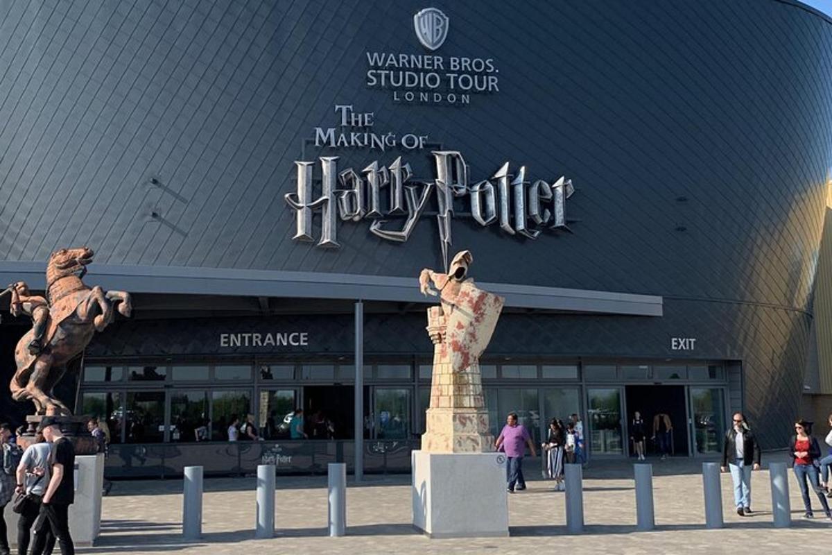 un centro commerciale con una statua di fronte a un edificio