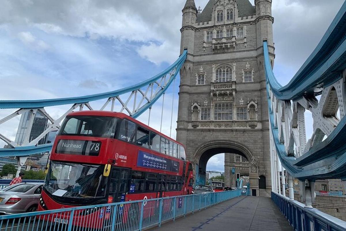 un autobus rosso a due piani che passa davanti al Tower Bridge