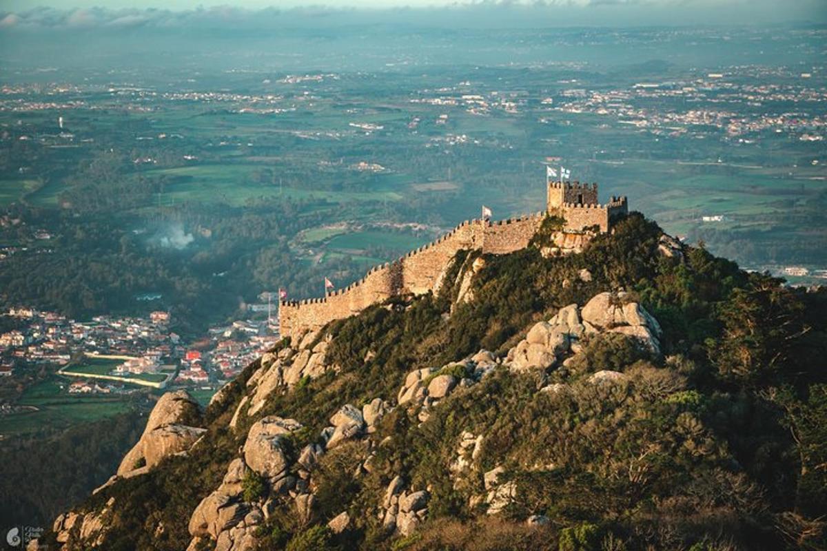 un castillo en la cima de una montaña