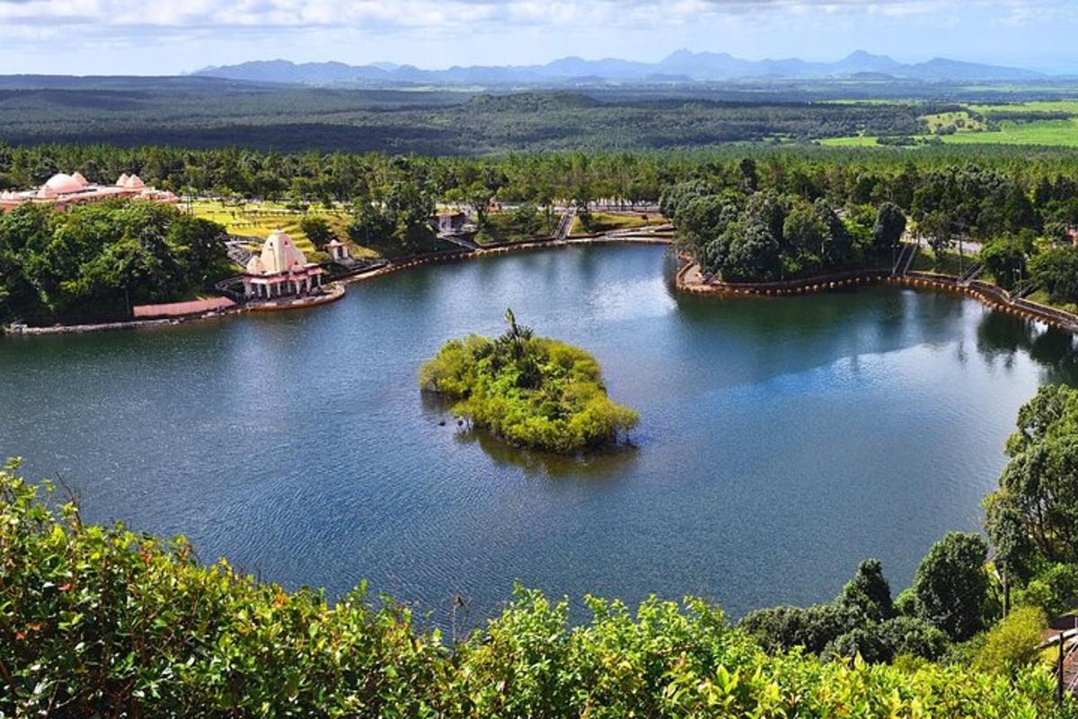 una isla en medio de un lago