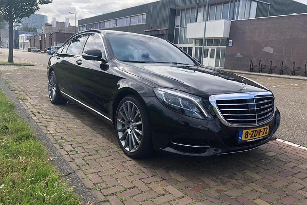 černé auto zaparkované na kraji ulice