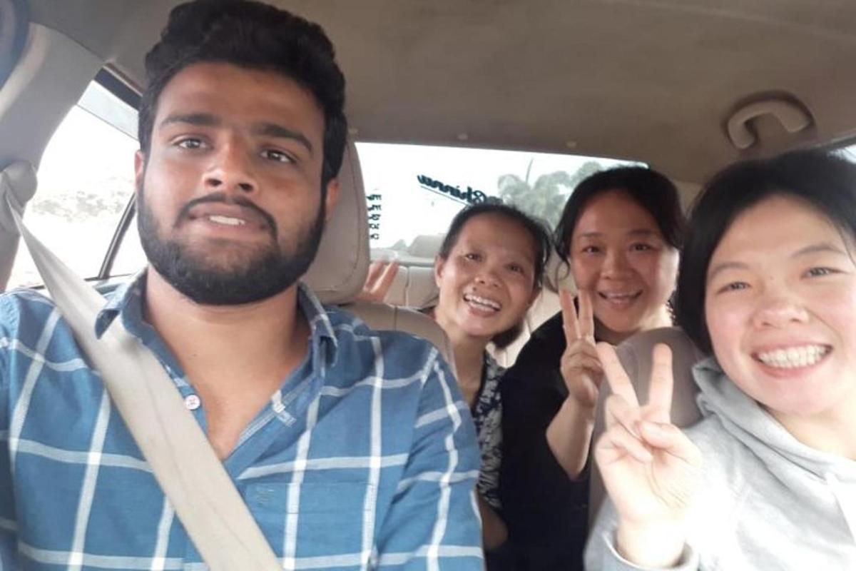 skupina lidí sedících v zadní části auta