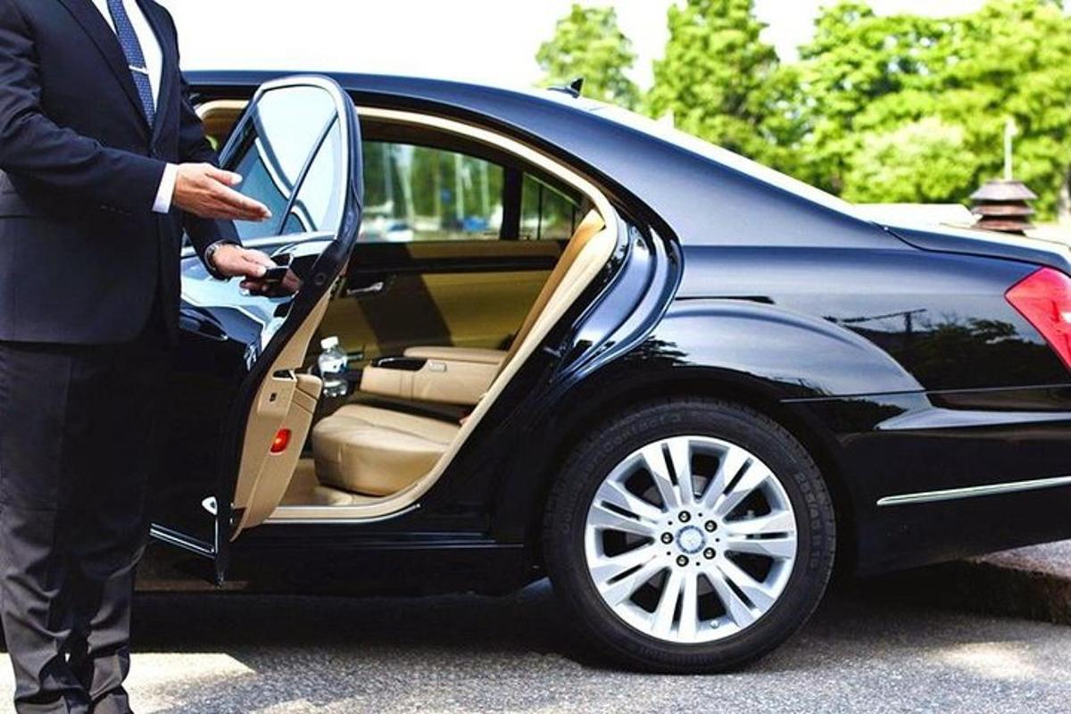 un bărbat în costum urcând într-o mașină