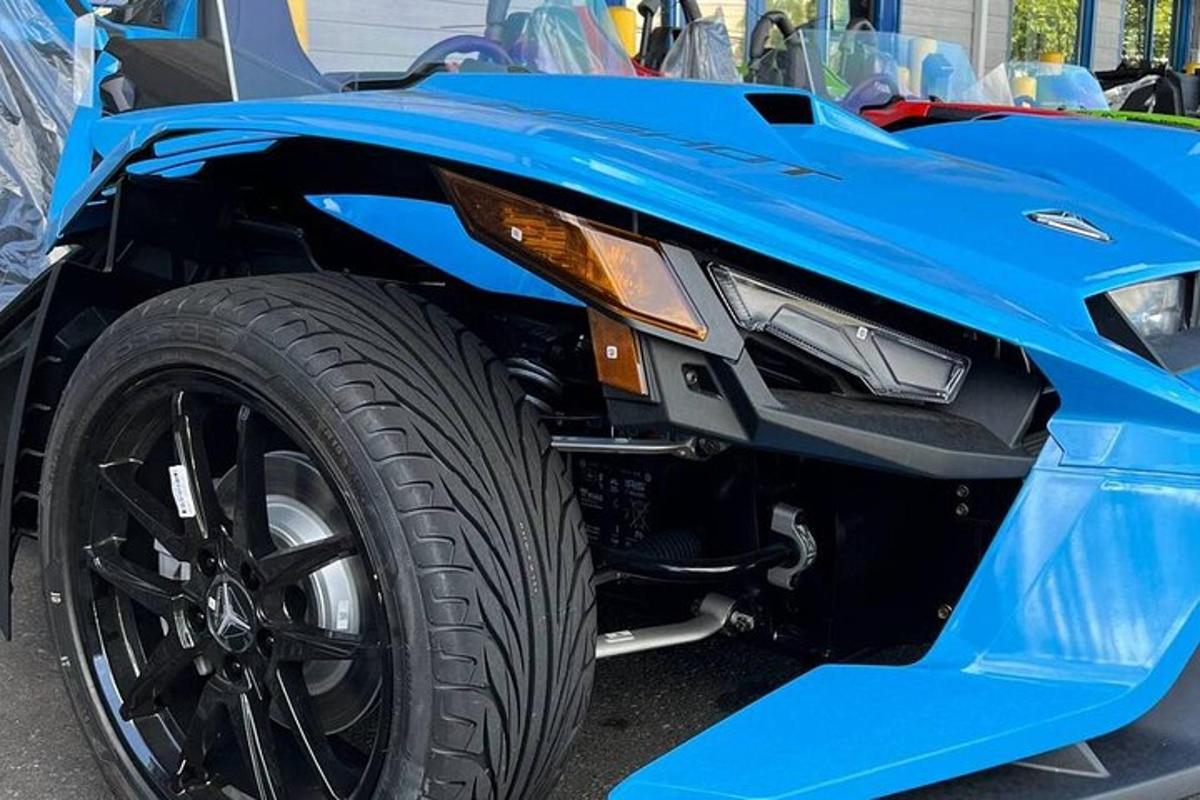 gambar dekat hujung hadapan kereta biru