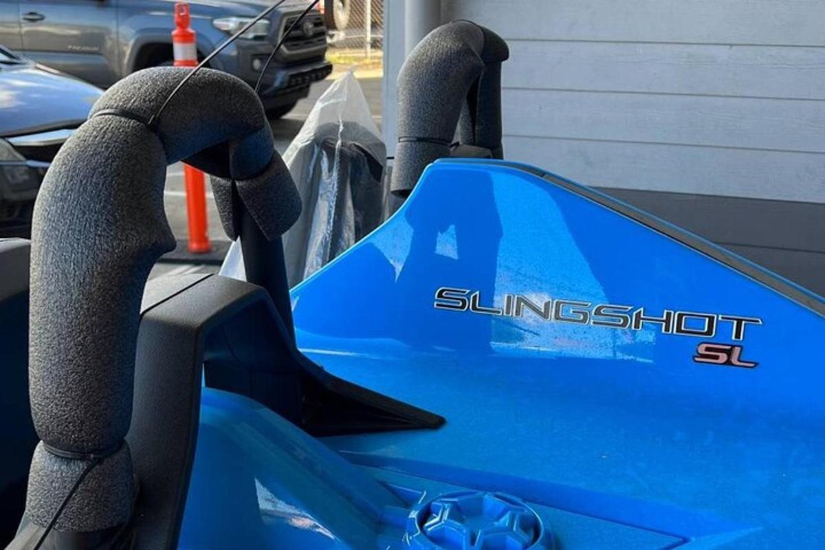 sebuah kereta berwarna biru diletakkan di tempat letak kereta