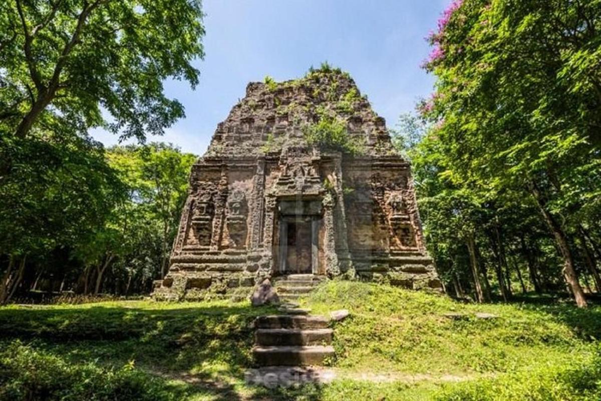 um pequeno templo em um campo com árvores