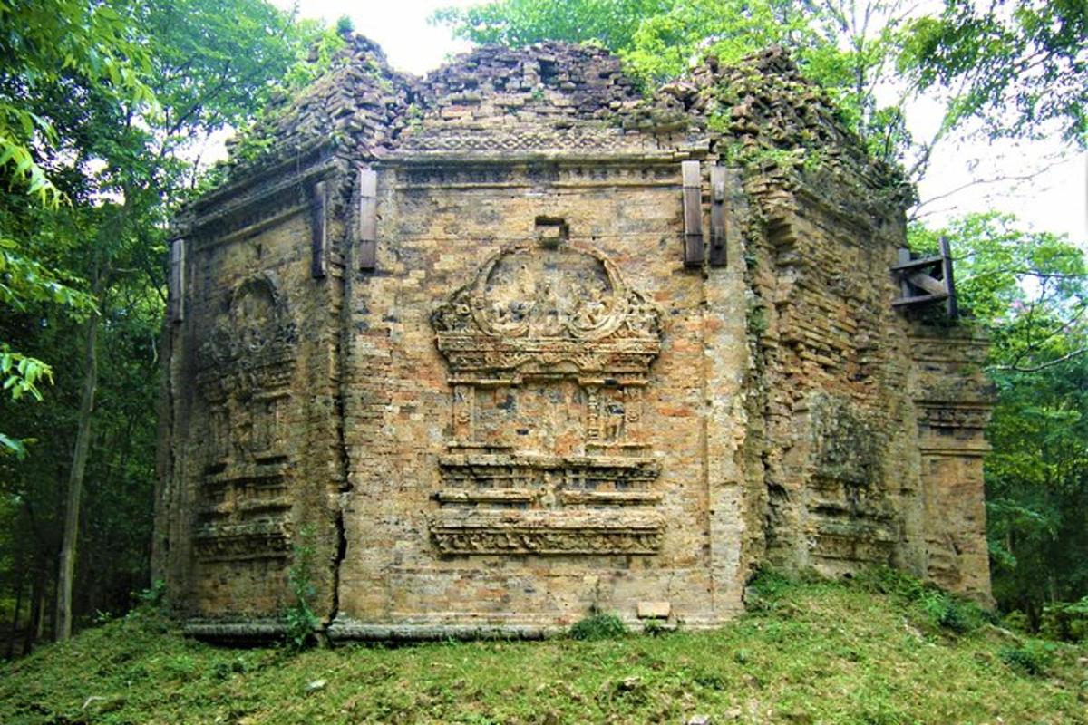 isang lumang gusaling bato sa gitna ng kagubatan