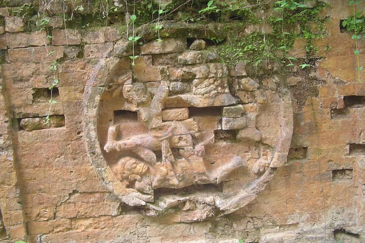 um muro de pedra com um animal nele
