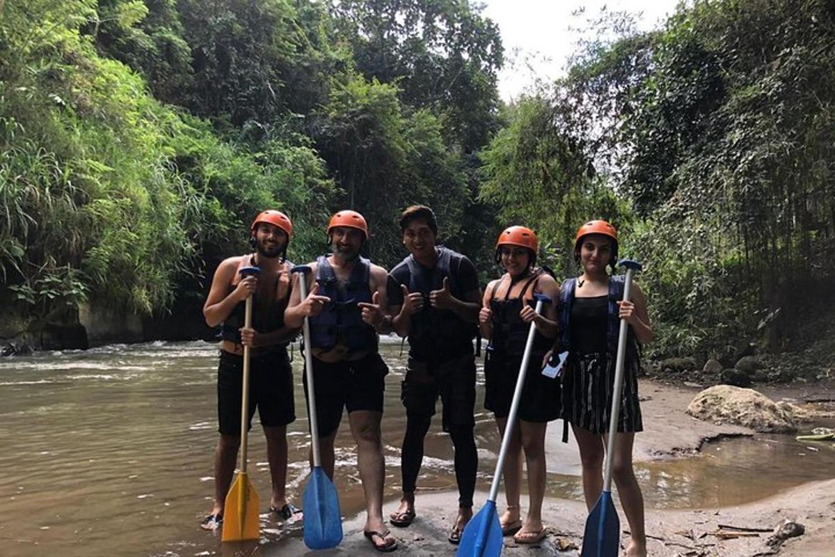 un gruppo di persone in piedi nell'acqua con le pagaie