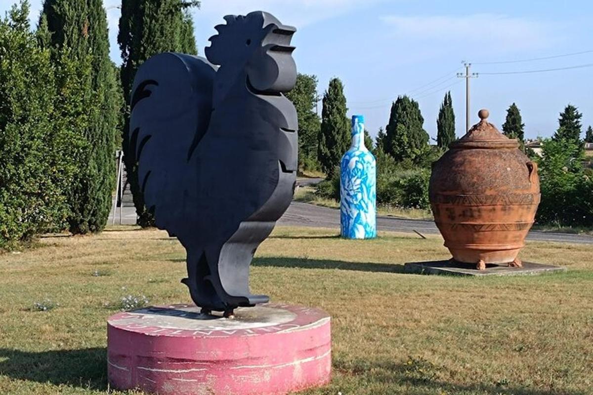 kip piščanca na podstavku na polju