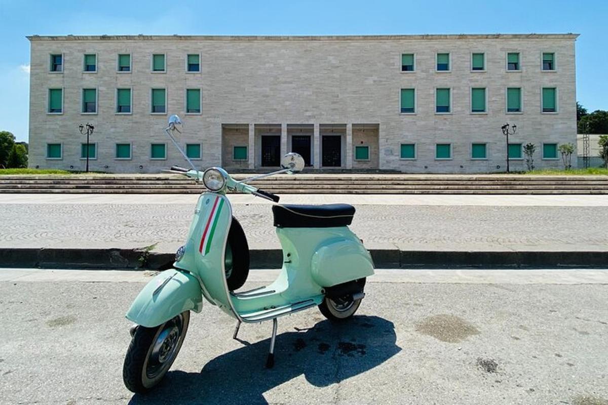 egy épület előtt parkoló robogó