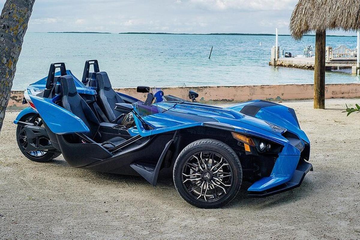 moder motor parkiran na plaži blizu vode