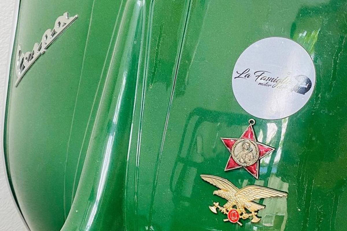 egy zöld doboz két csillaggal és egy éremmel