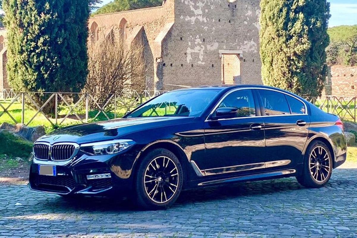 um carro preto estacionado em frente a um castelo
