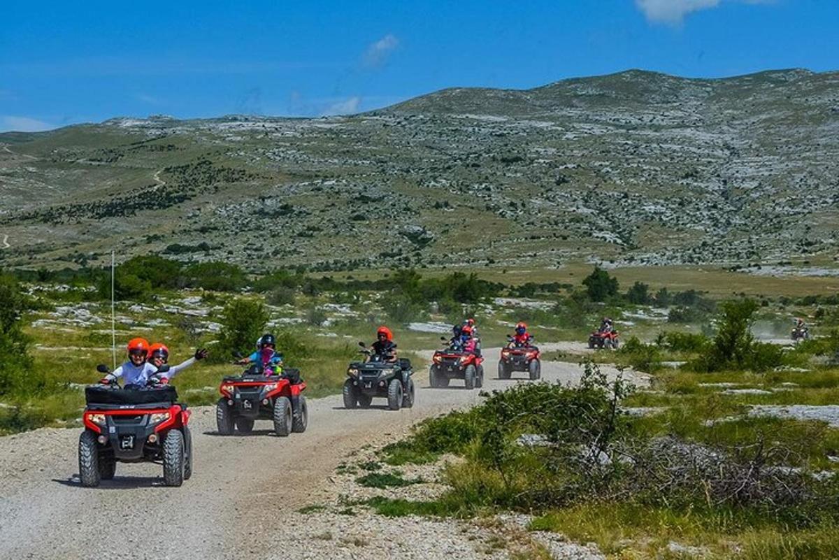 eine Gruppe von Menschen, die mit Motorrädern eine unbefestigte Straße entlangfahren