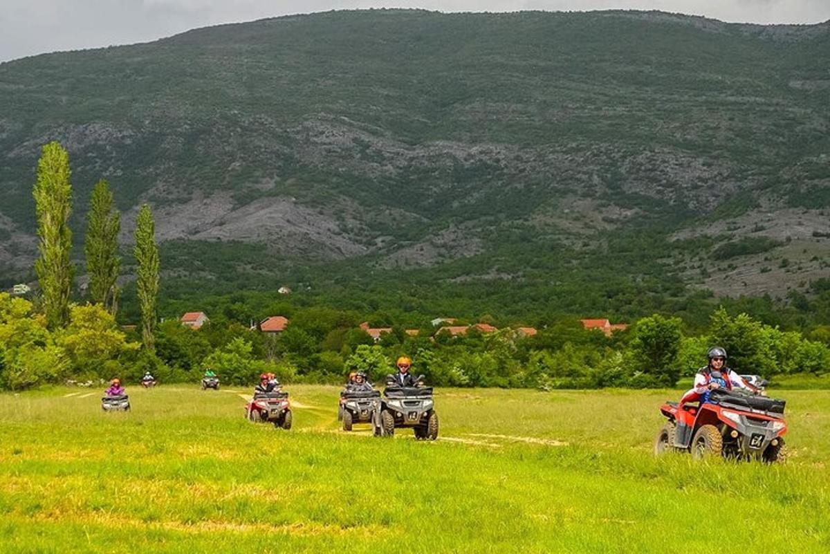 grupp inimesi, kes sõidavad ATV-dega põllul