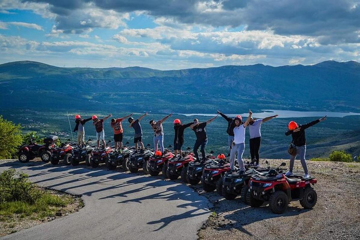eine Gruppe von Menschen steht neben Motorrädern auf einer Straße