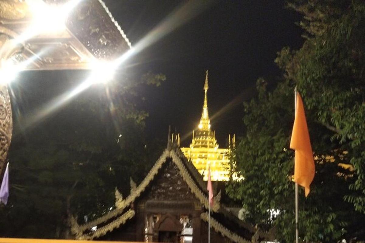 sebuah bangunan yang diterangi pada malam hari dengan lampu jalan