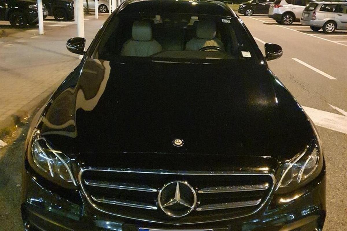 Mercedes Benz bíll lagður á bílastæði