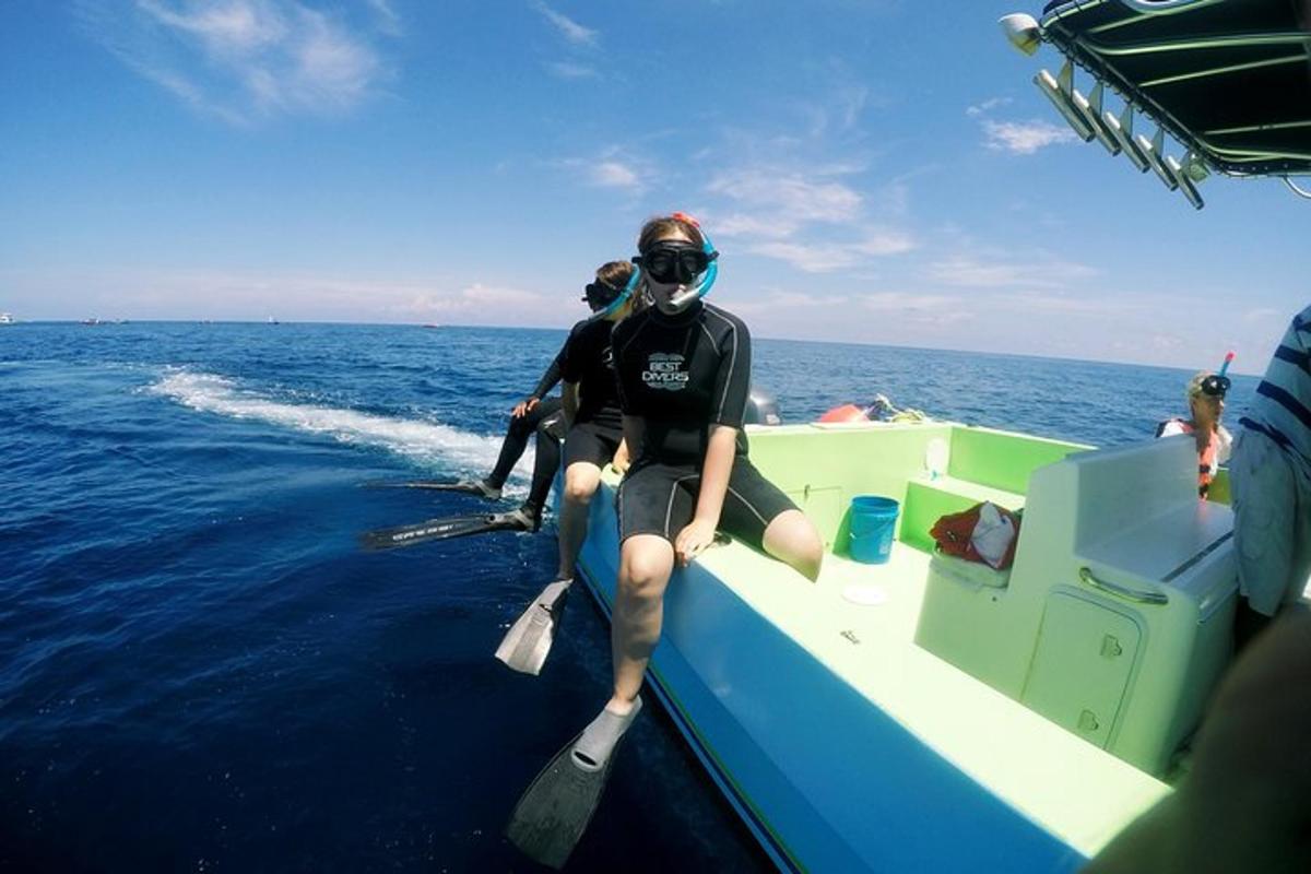 海上のボートの後ろに座っている男性