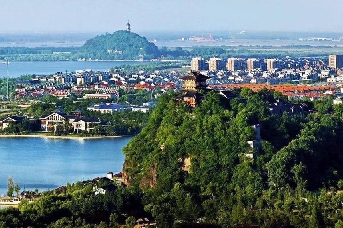 una vista di una città e di uno specchio d'acqua