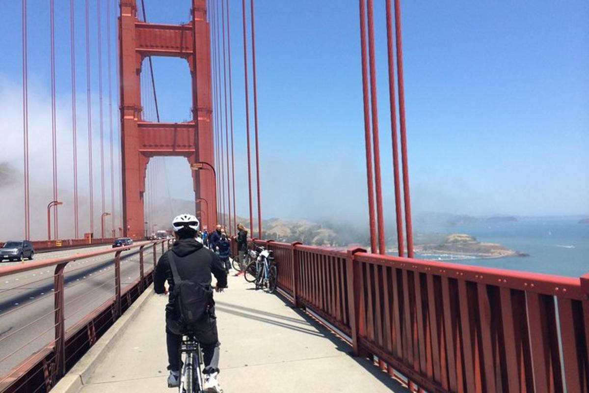 Un hombre montando en bicicleta en el puente Golden Gate