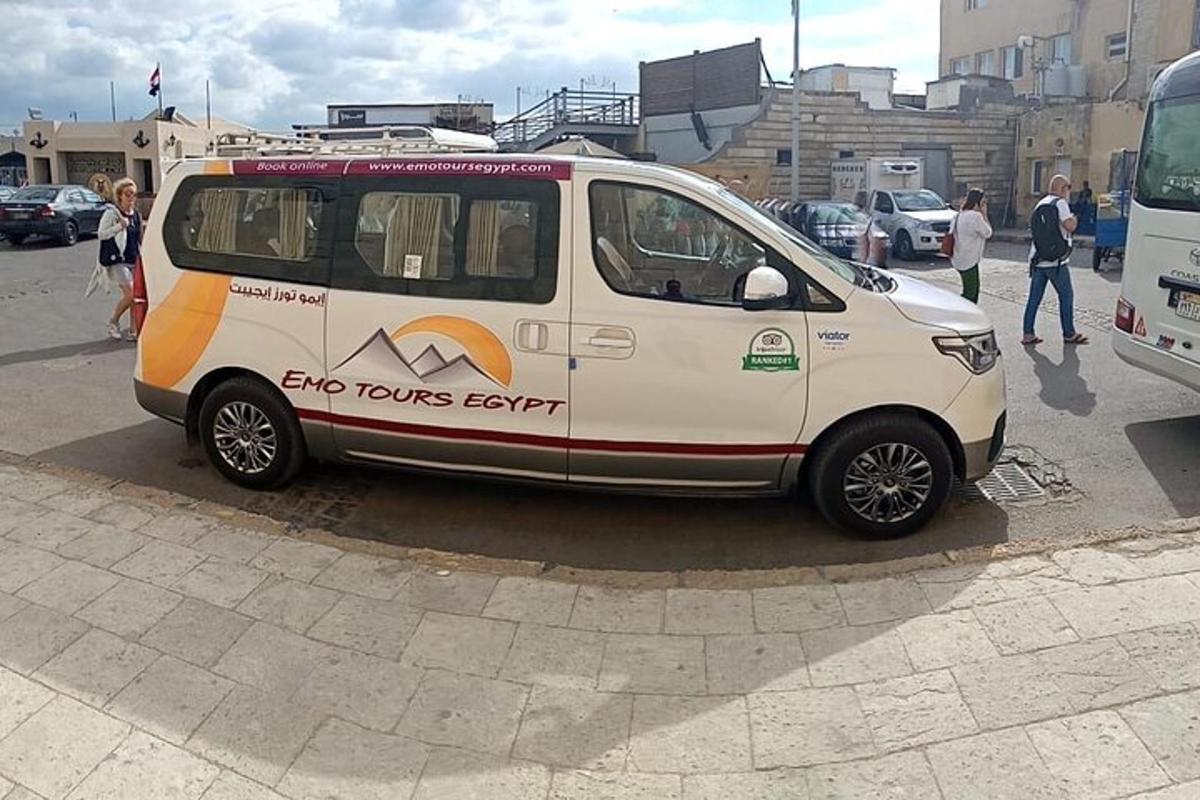 egy kis fehér furgon parkolt a parkolóban