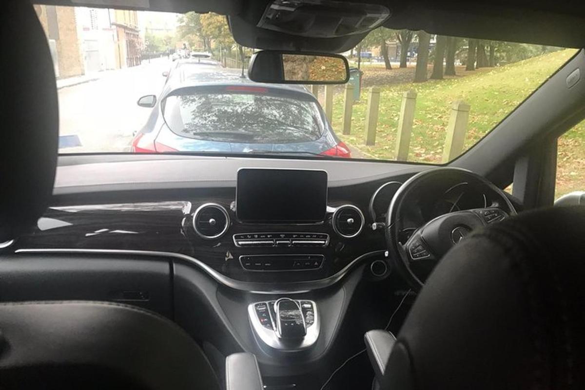pohled na palubní desku auta