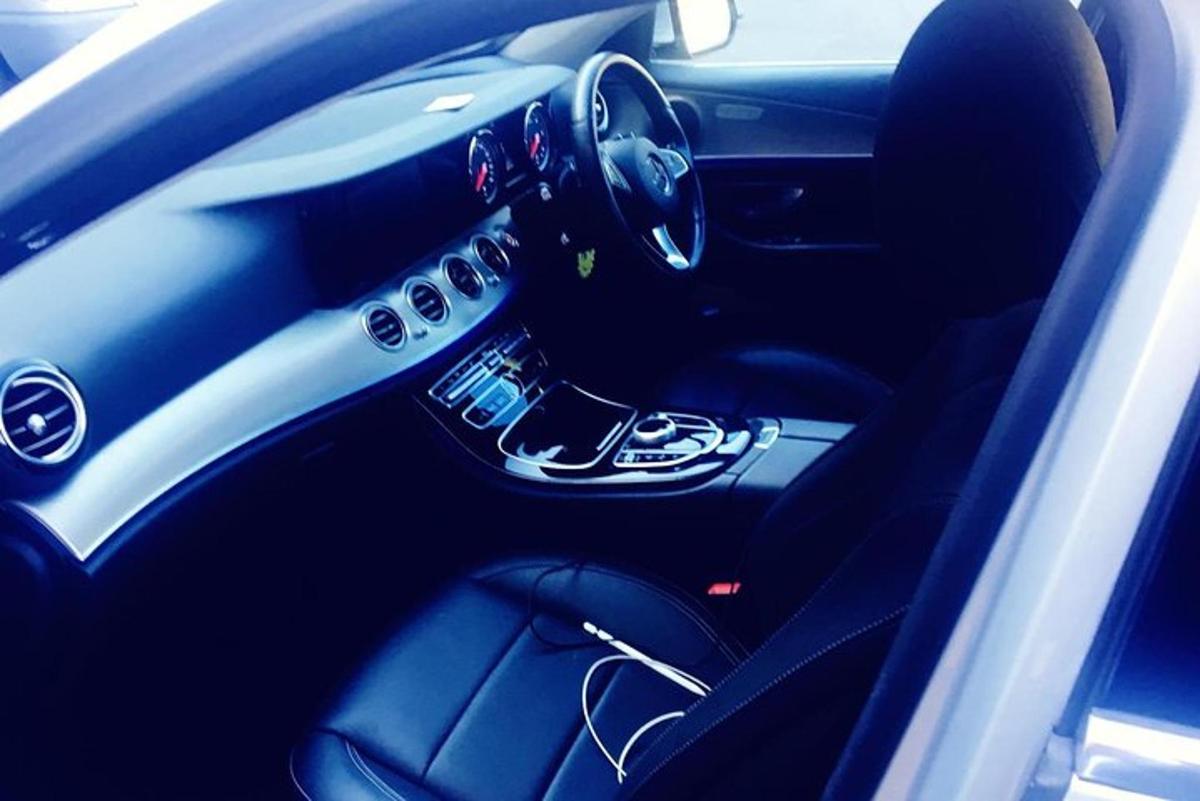 una vista del cruscotto di un'auto