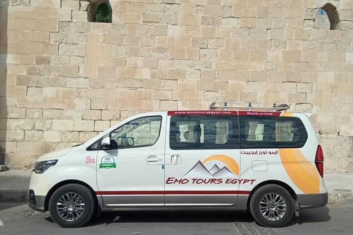 bel kombi parkiran pred stavbo