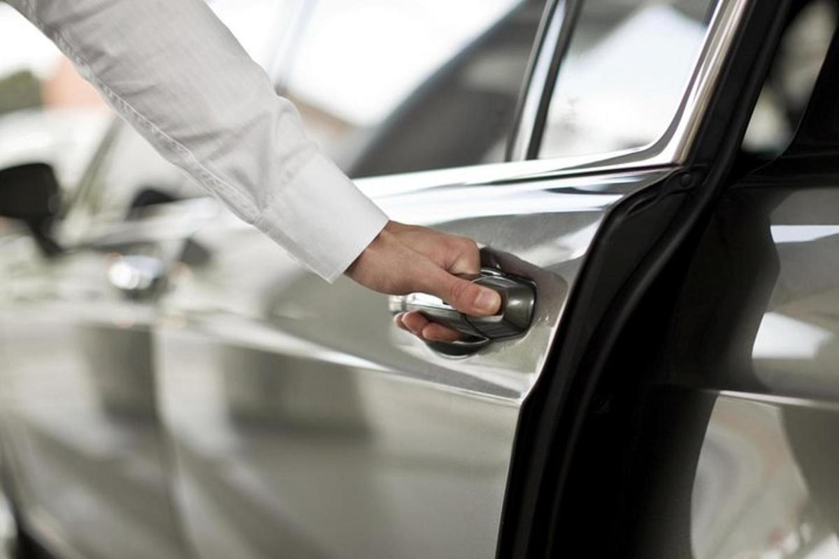 čovjek otvara vrata automobila rukom