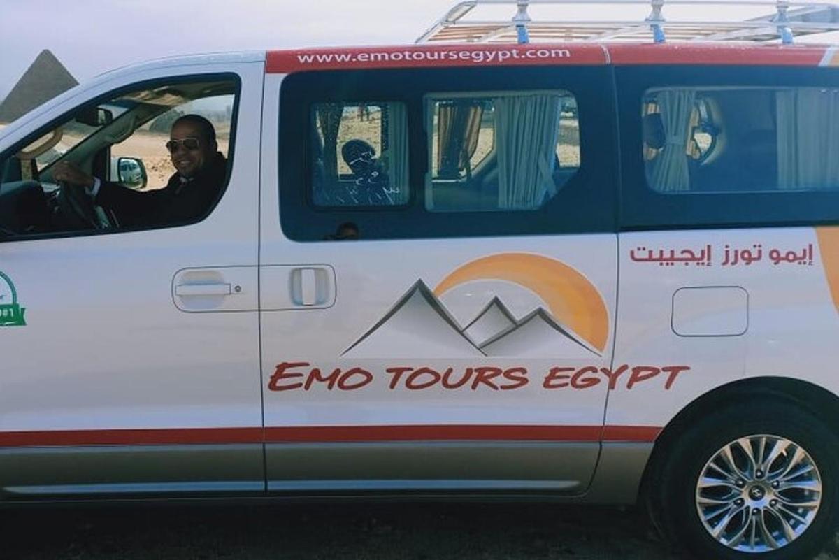 sebuah van dengan perkataan end tours egypt dicat di atasnya