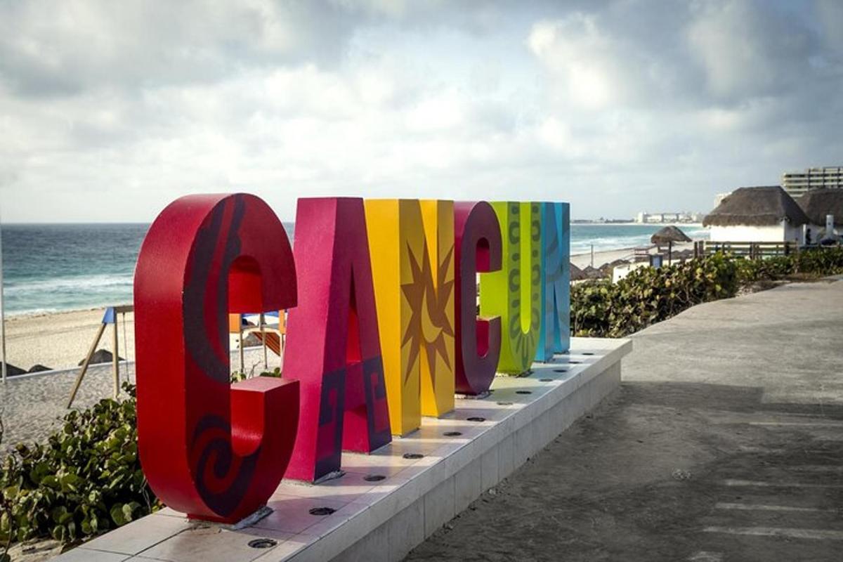 Un gran cartel que dice abierto en la playa.