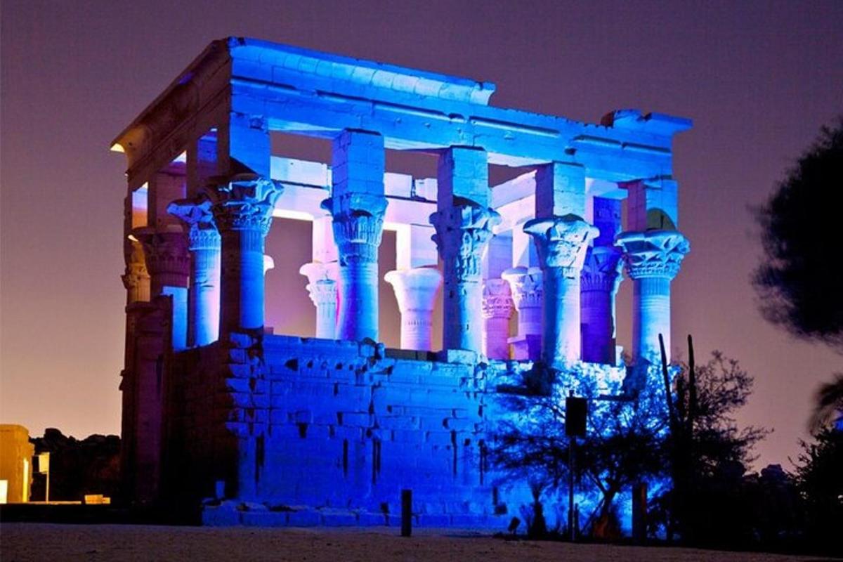 un edifici il·luminat de blau a la nit