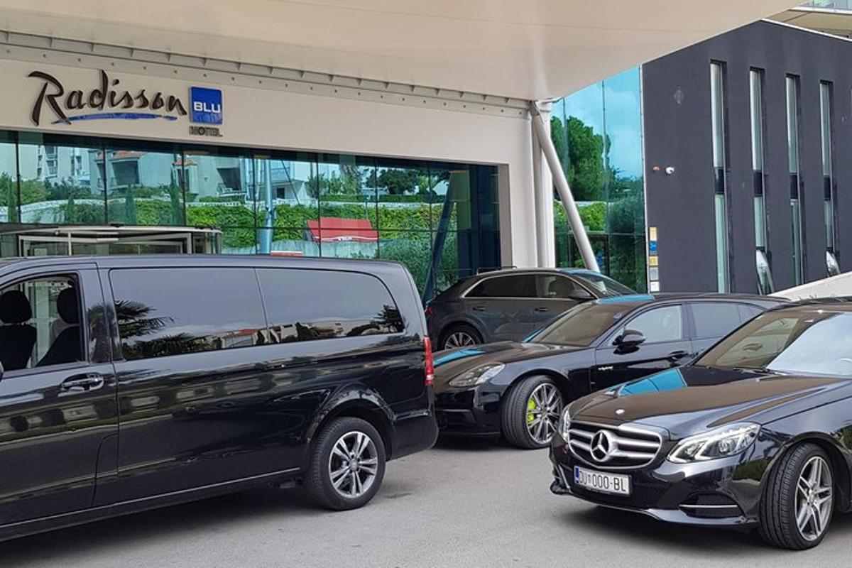 um grupo de carros estacionados em frente a uma concessionária de automóveis