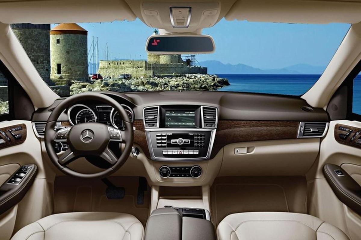 una vista del cruscotto di un'auto con un faro