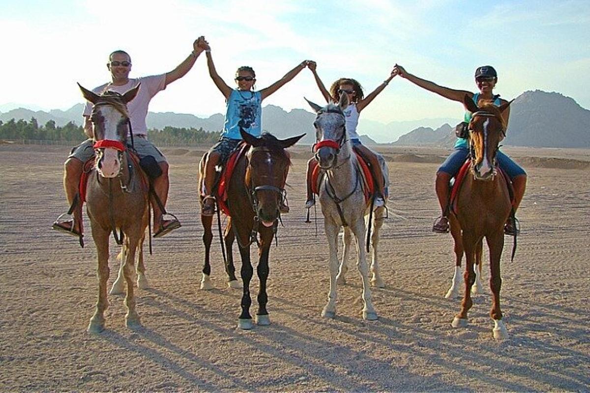 un gruppo di persone a cavallo nel deserto