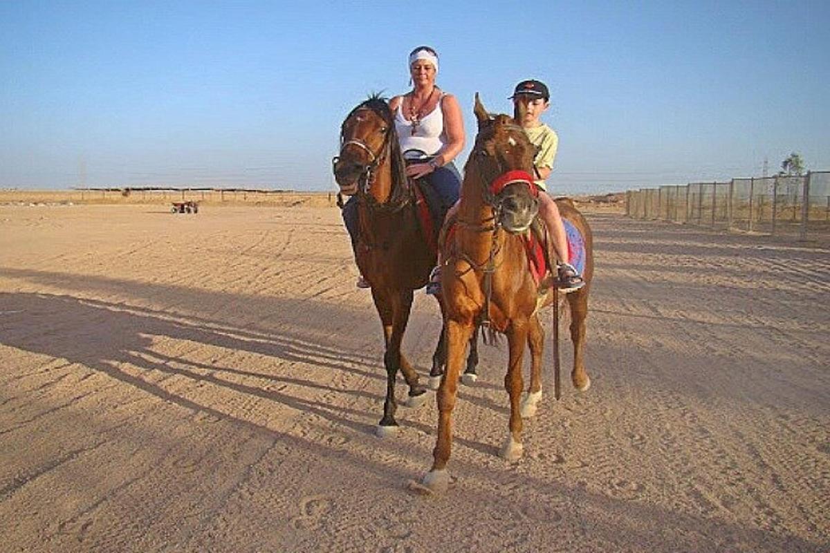 un uomo e una donna a cavallo nel deserto