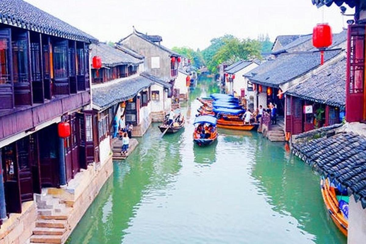 建筑物之间的河流中的一群船