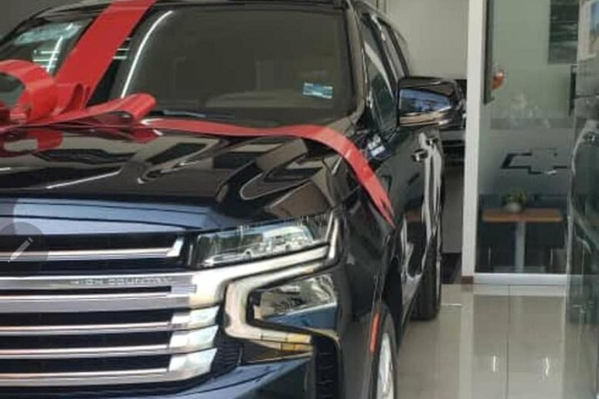 un camion nero parcheggiato in un garage con un nastro rosso