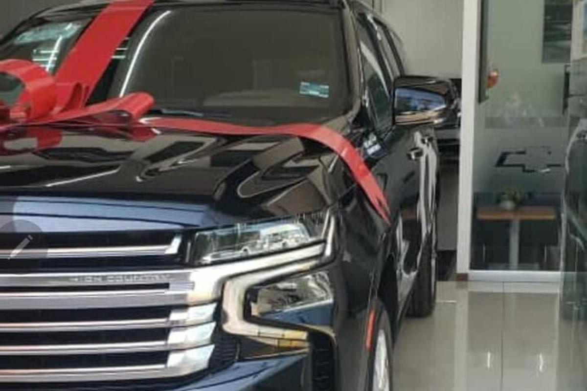 un camion nero con un nastro rosso sopra