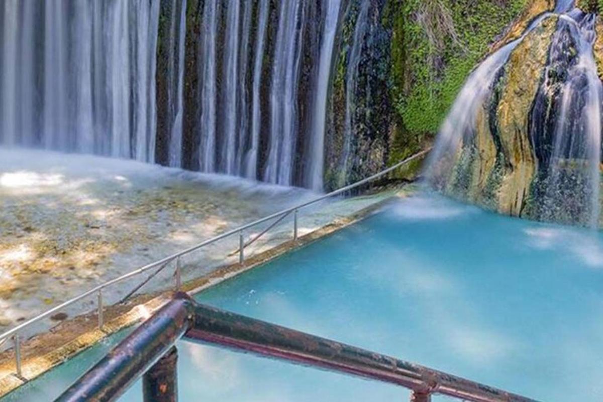 Útsýni yfir foss úr fleka fyrir framan