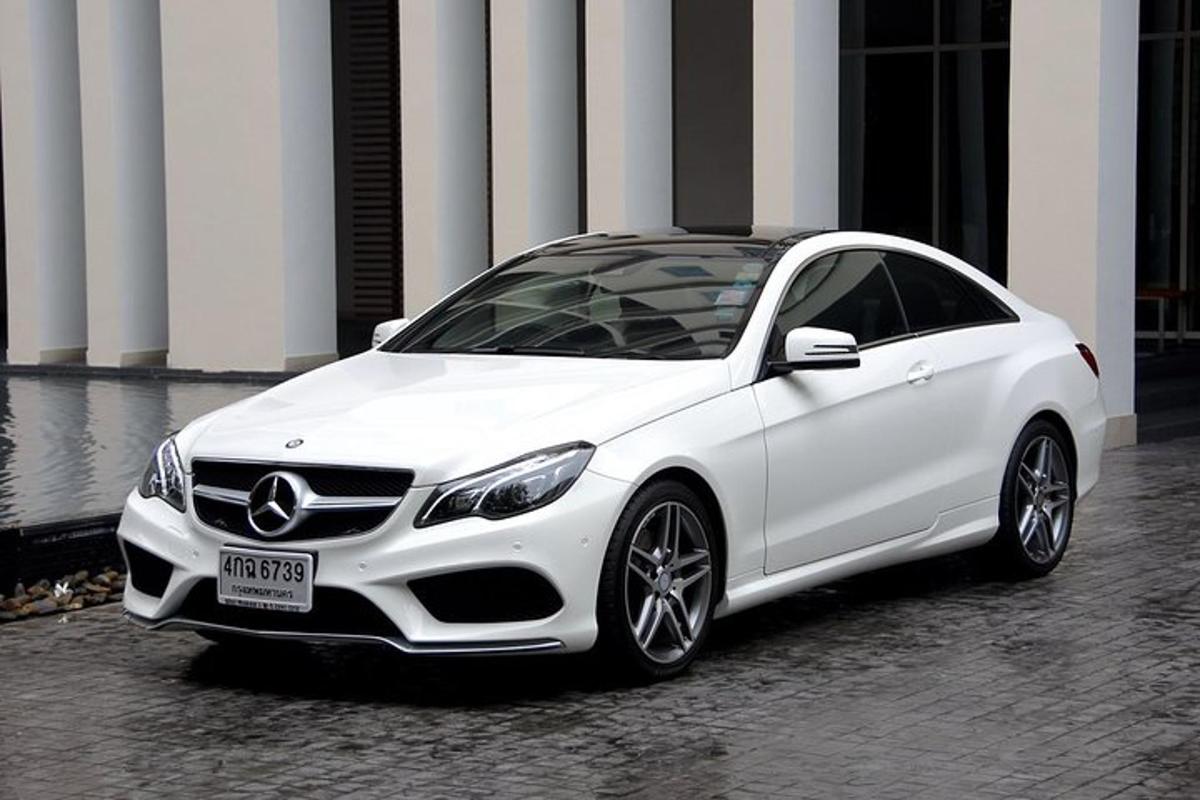 bílé auto zaparkované před budovou