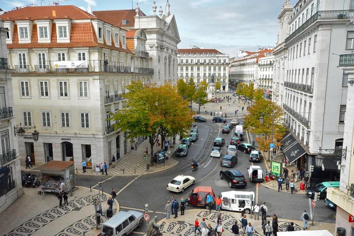 rušná mestská ulica s autami, ľuďmi a budovami