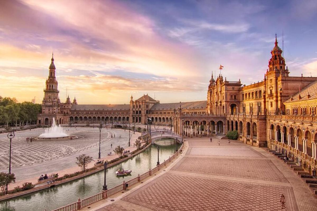 un grande edificio con una fontana in mezzo a una strada
