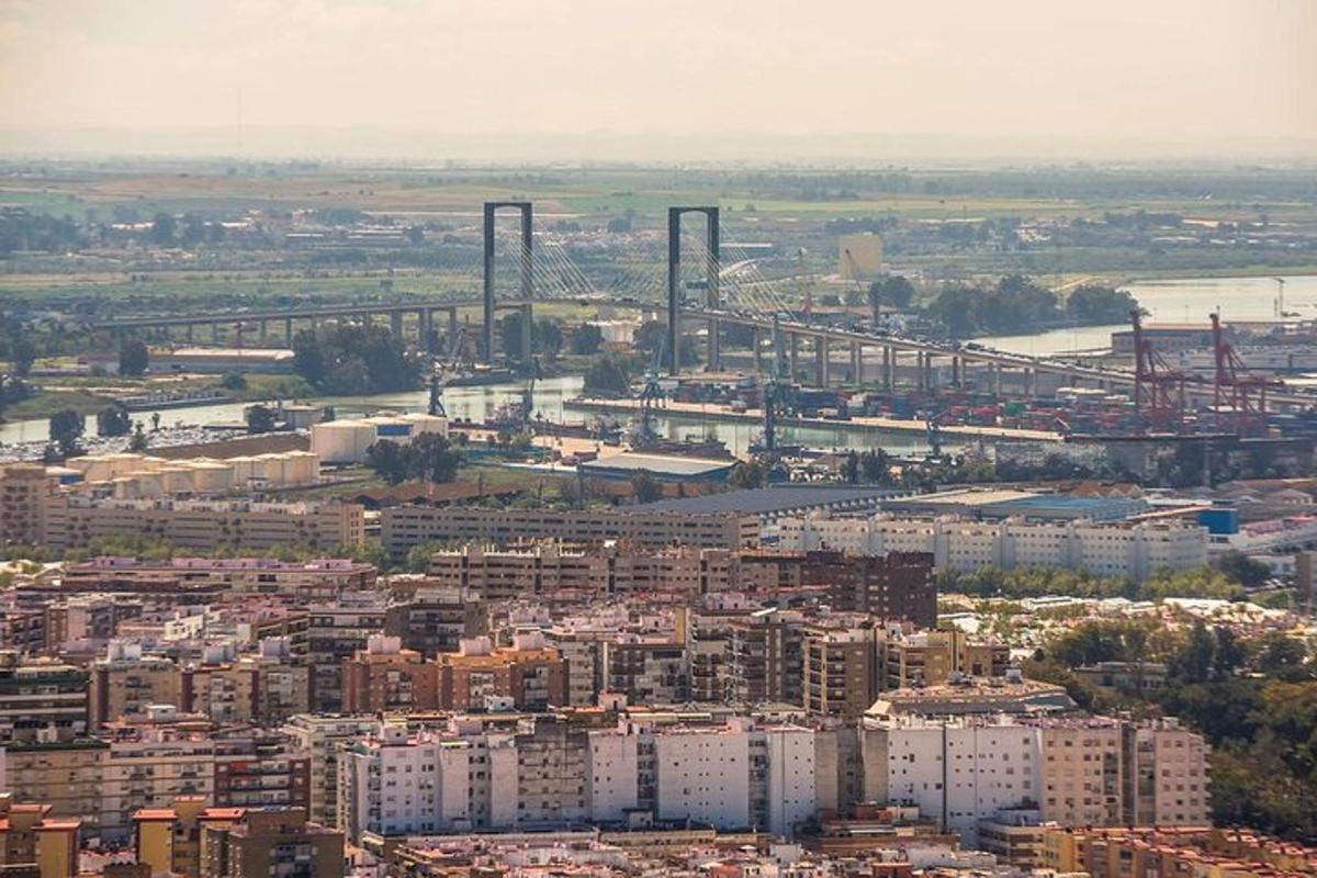 una vista aerea di una città con un ponte
