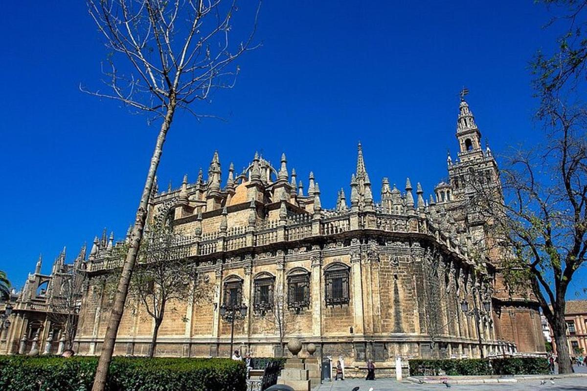 un grande edificio in pietra con una torre dell'orologio su di esso